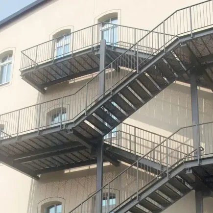Fabricante de escada de emergência externa: saiba como garantir segurança